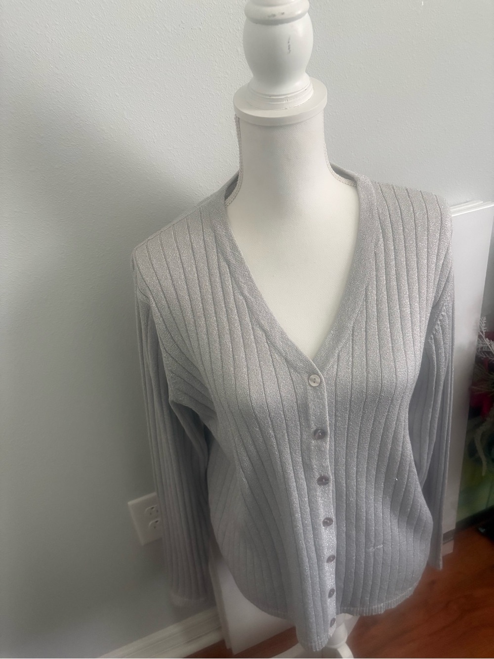 Laura Scott Silver/Gray Ribbed V-Neck Button-Front Cardigan